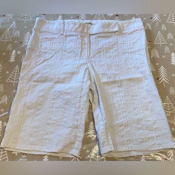 Max Studio White Shorts, size 10. (D12) - Picture 1 of 6